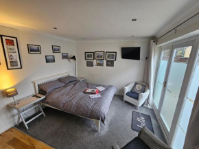 Modern immaculate studio with AC & parking, outside the CAZ